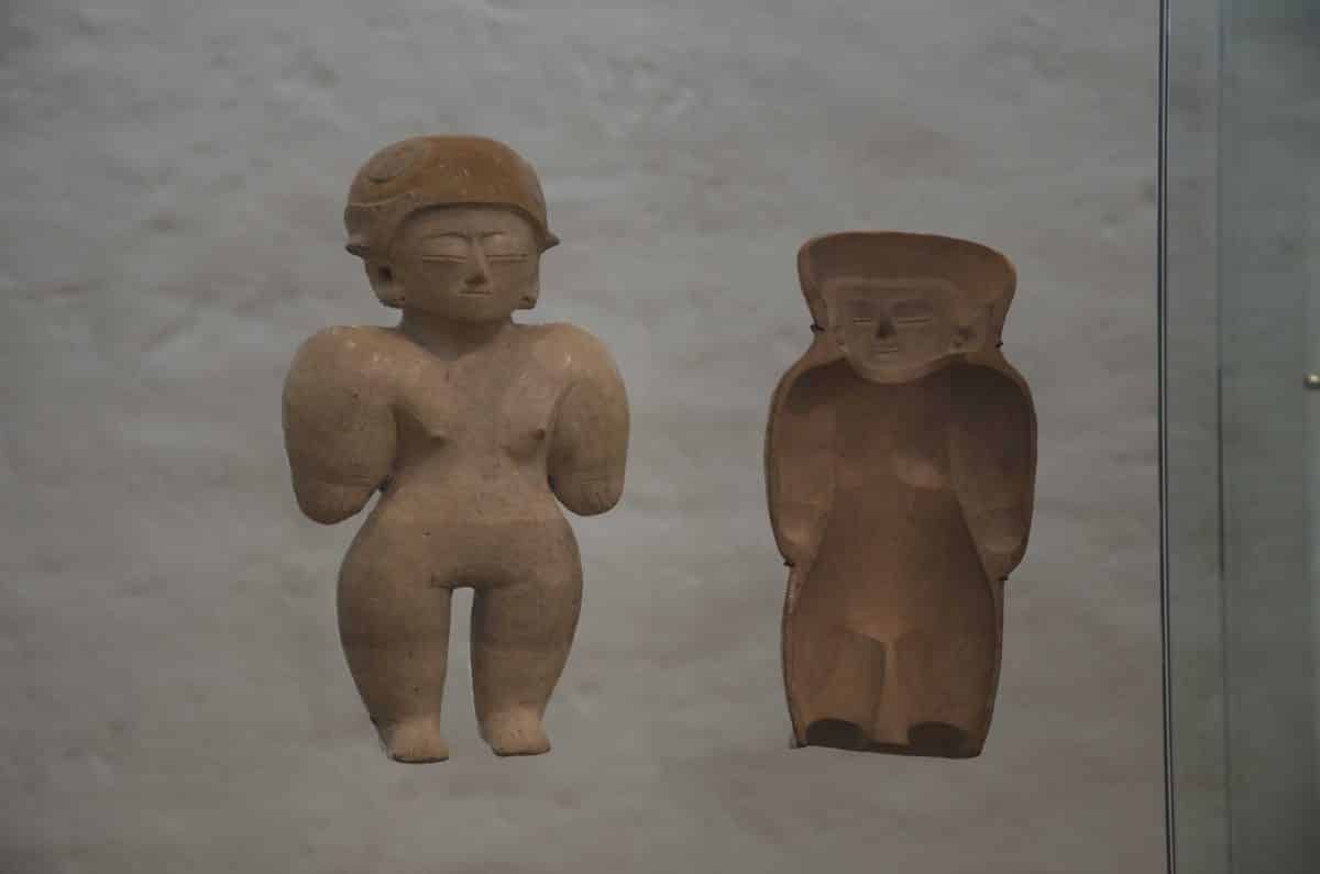 Figure w/ mold; Culture Chorrera (950 – 350 BC); Casa del Alabado, Quito, Ecuador | ©Angela Drake Figure w/ mold; Culture Chorrera (950 – 350 BC); Casa del Alabado, Quito, Ecuador | ©Angela Drake