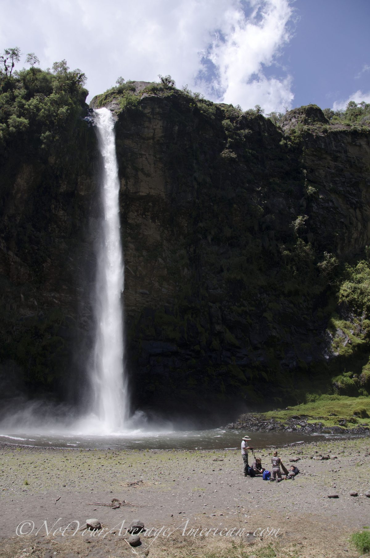 Lunch in front of the Cascada Condor Machay. Lunch in front of the Cascada Condor Machay.