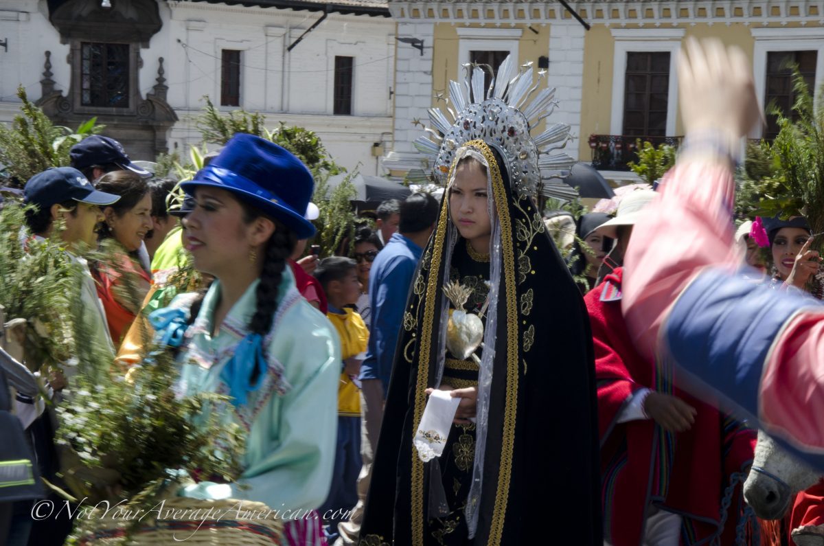 La Virgen María subiendo al escenario en las festividades del Domingo de Ramos, Quito, Ecuador | ©Ángela Drake