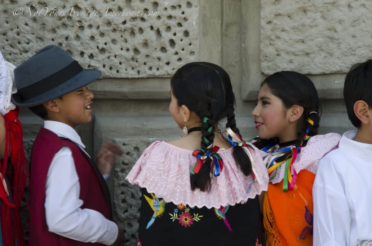 Amigos hablando antes de su turno en el escenario, Domingo de Ramos, Quito | ©Ángela Drake
