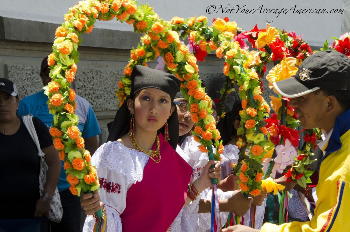 Quiteña esperando su turno en el escenario, domingo de Ramos, Quito | ©Ángela Drake
