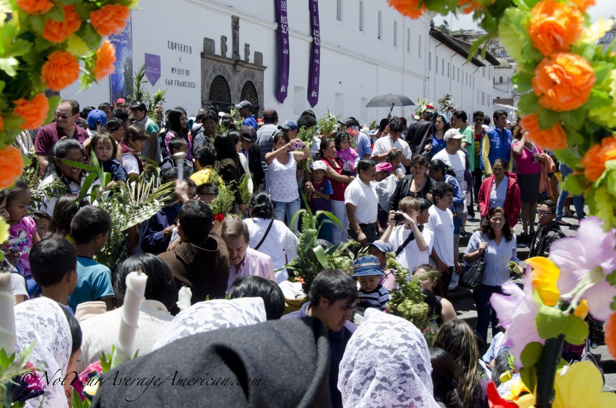 Un sacerdote bendice a la multitud con agua bendita; San Francisco Plaza, Quito, Ecuador | ©Ángela Drake