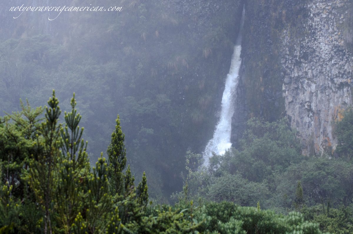 La observación de aves en Papallacta debe incluir una visita al Parque Nacional Cayambe-Coca | ©Ángela Drake Una cascada brota de las altas montañas en el Parque Nacional Cayambe Coca, un gran lugar para la observación de aves en Papallacta