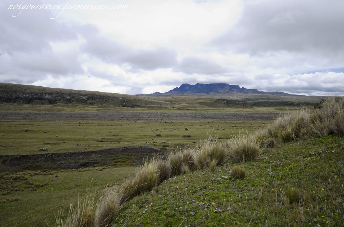 Antiguo flujo de lahar en la distancia, Pucara Salitre, Parque Nacional Cotopaxi, Ecuador