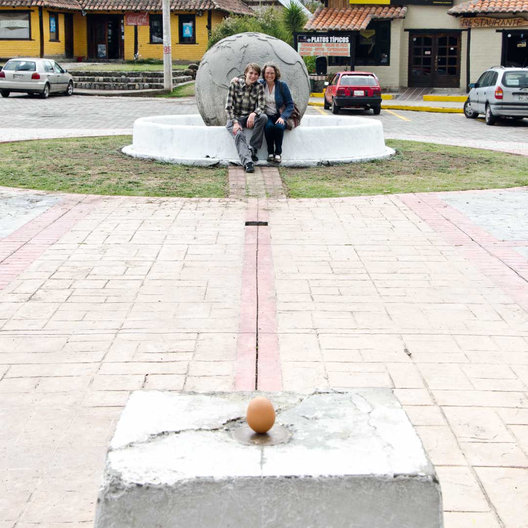 Posando con un huevo equilibrado Posando con un huevo equilibrado en la auténtica Mitad del Mundo; Buena Esperanza, Cayambe, Ecuador | ©Angela Drake