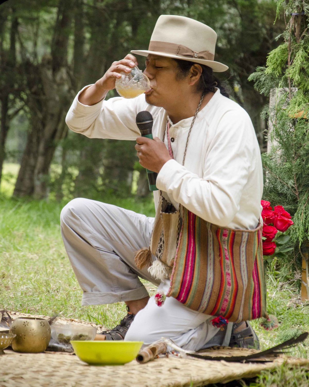 Chamán bebiendo Chicha de Jora, festival Saraguro Kapak Raymi cerca de Quito. Chamán bebiendo Chicha de Jora, festival Saraguro Kapak Raymi cerca de Quito.
