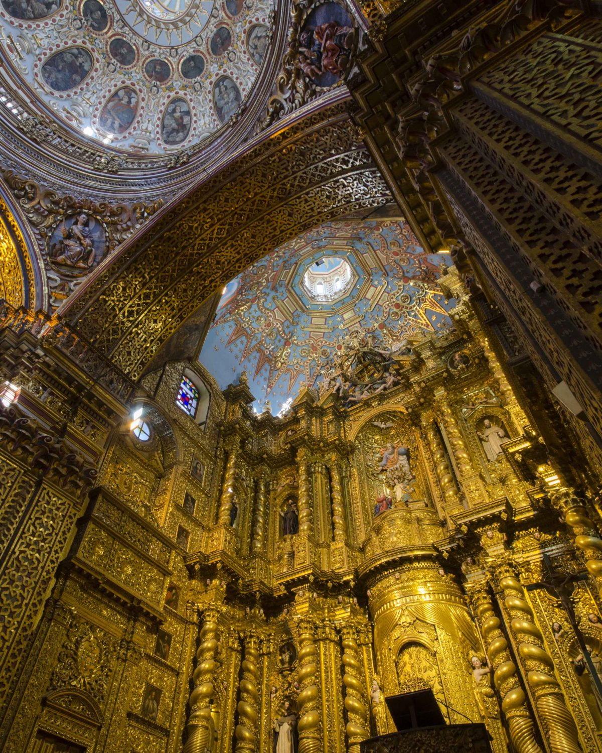 Mirando directamente desde justo en frente del altar mayor; Compania de Jesus, Quito, Ecuador | ©Ángela Drake Vista mirando hacia la cúpula frente al altar de oro