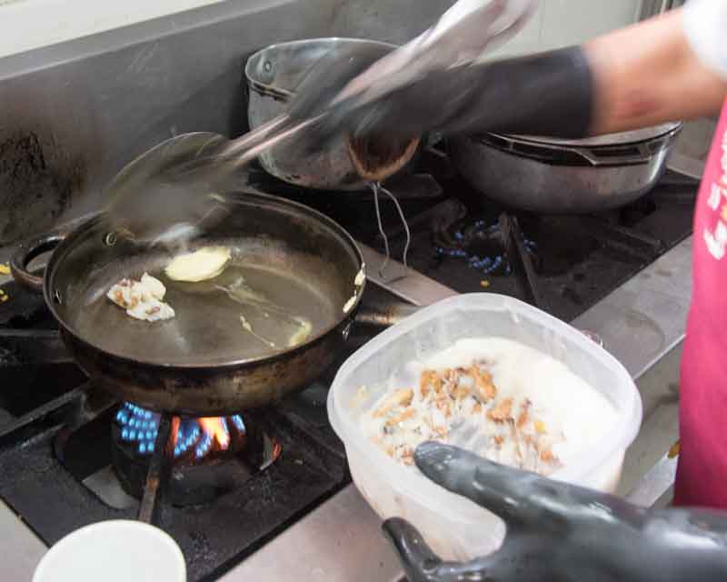 Agregue la manteca de cerdo a una sartén caliente. Añadir manteca de cerdo a una sartén caliente, receta de tigrillo