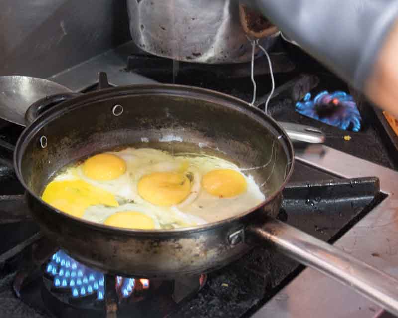 Añadir dos huevos por persona. Agregue dos huevos por persona; receta de tigrillo