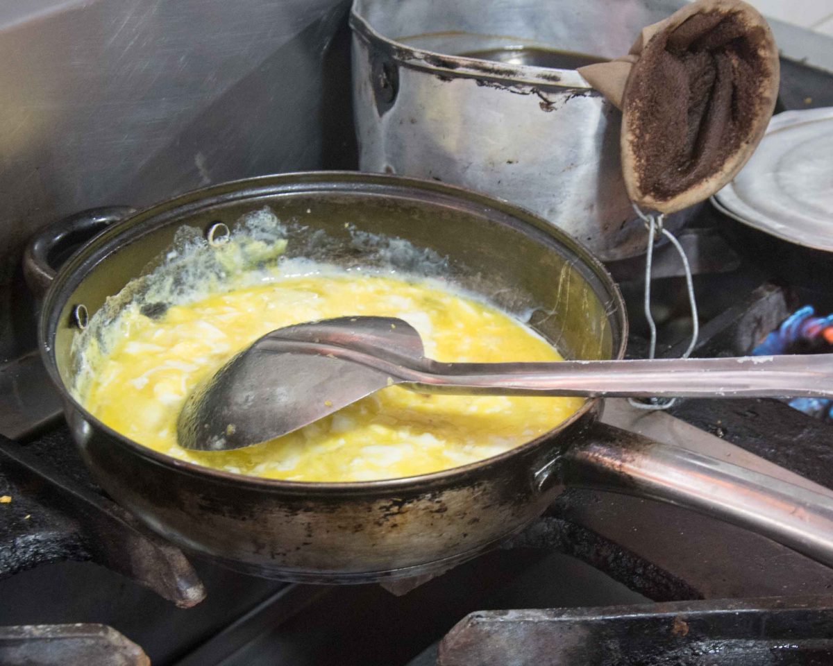 Revuelva los huevos. Revuelva los huevos; receta de tigrillo.