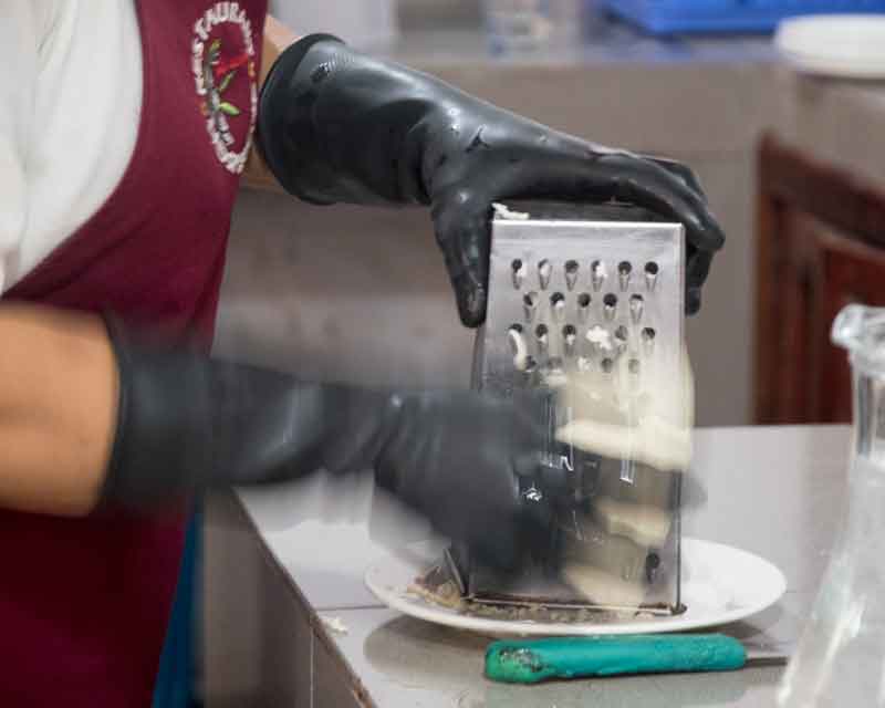 Rallar el queso. Rallar el queso; receta de tigrillo.