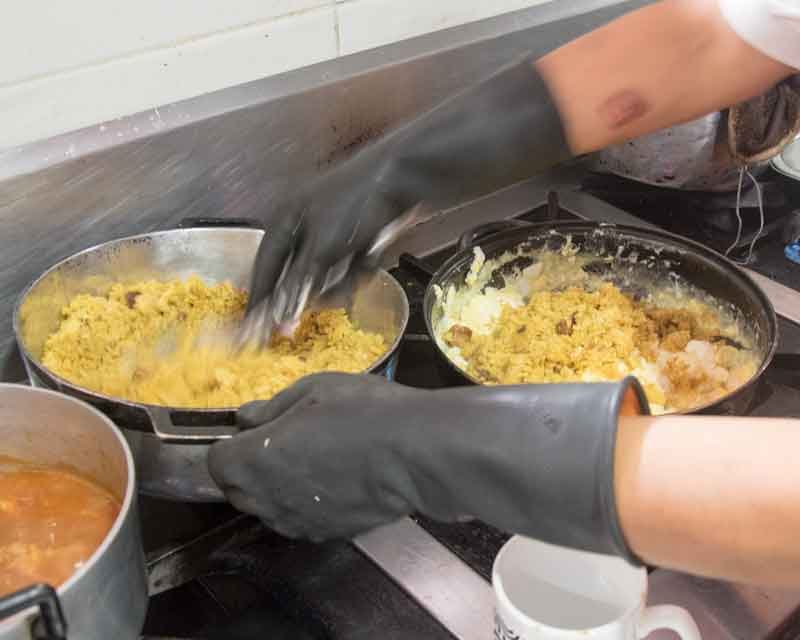 Agregue plátano a los huevos revueltos. Agregue plátano a los huevos revueltos; receta de tigrillo.