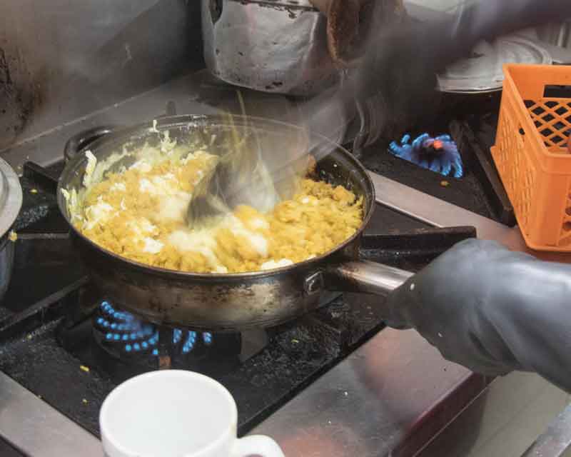 Mezclar los plátanos y los huevos. Mezclar los plátanos y los huevos; receta de tigrillo.