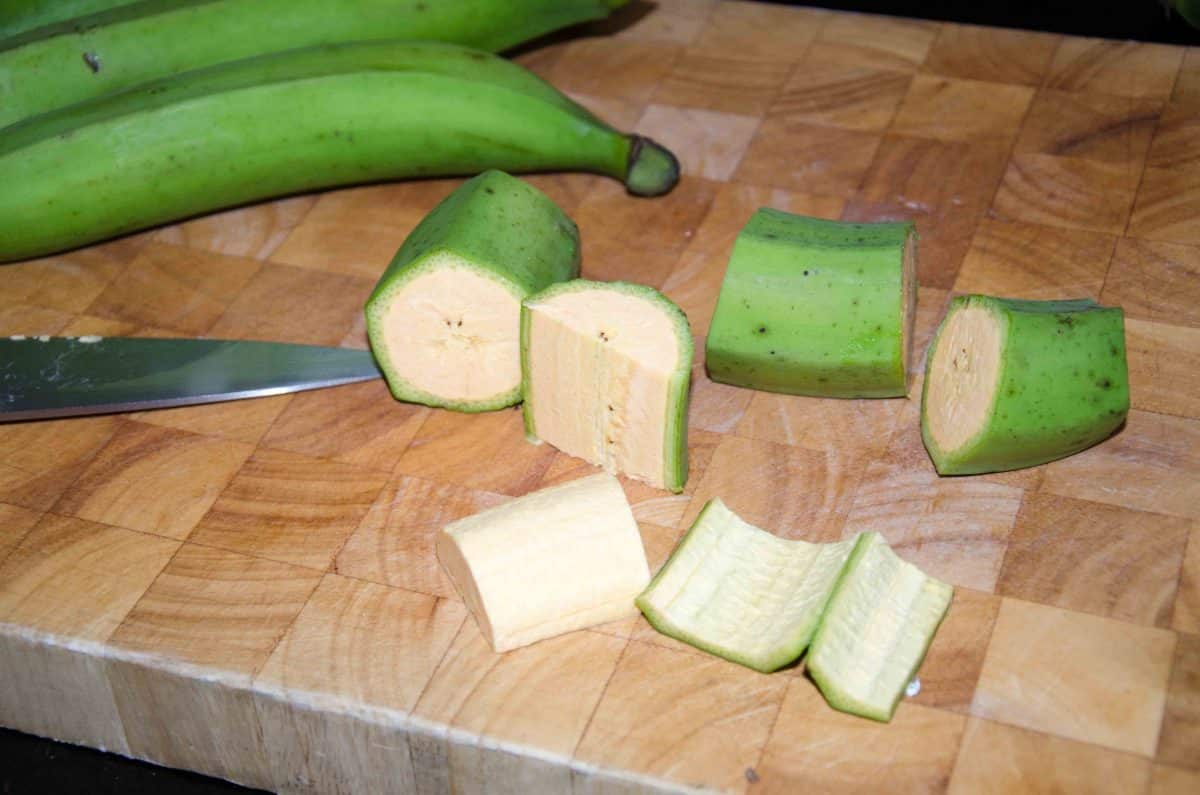 Corta y pela el plátano. Cortar y pelar el plátano, receta del Bolón de Verde