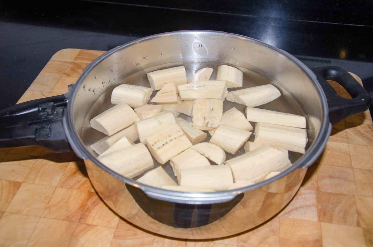 Pon el plátano en una olla con agua. Pon el plátano en una olla con agua; receta del Bolón de Verde