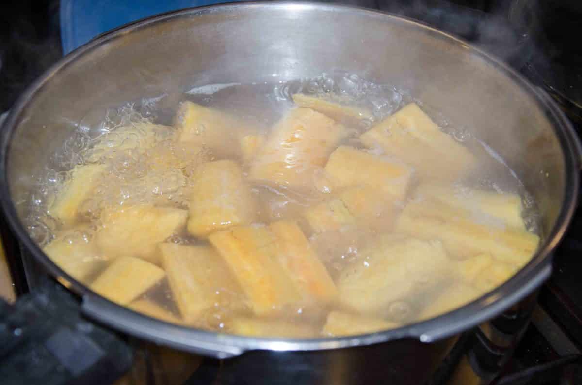 Cuece los plátanos. Cocer plátanos; receta de Bolón de Verde