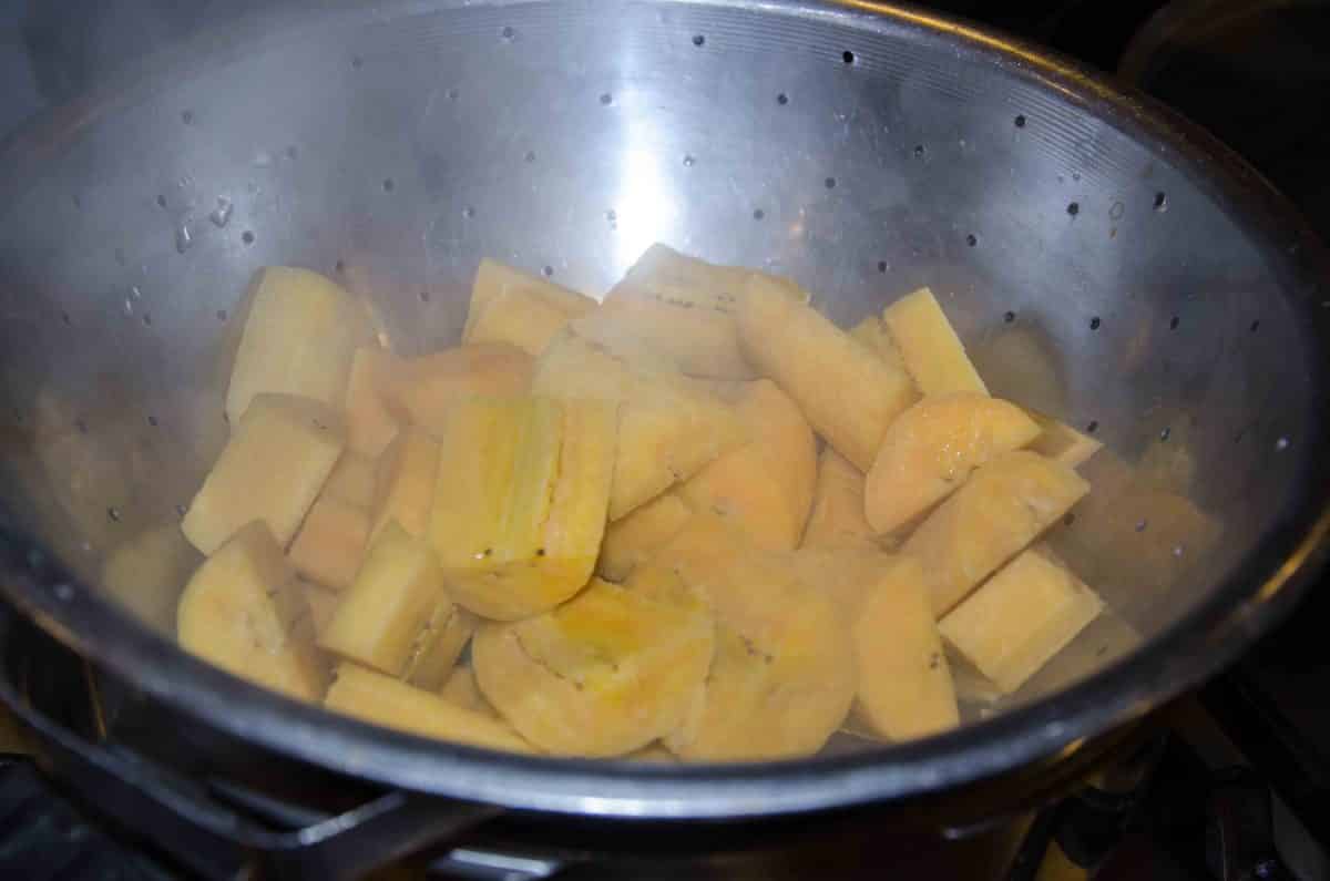 Escurre los plátanos y déjalos enfriar. Escurre los plátanos y déjalos enfriar; receta del Bolón de Verde