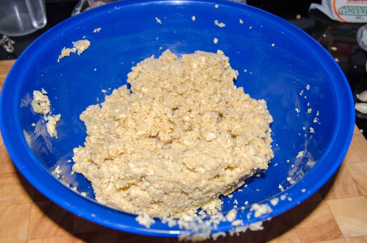 Tritura el plátano. Tritura el plátano; receta del Bolón de Verde