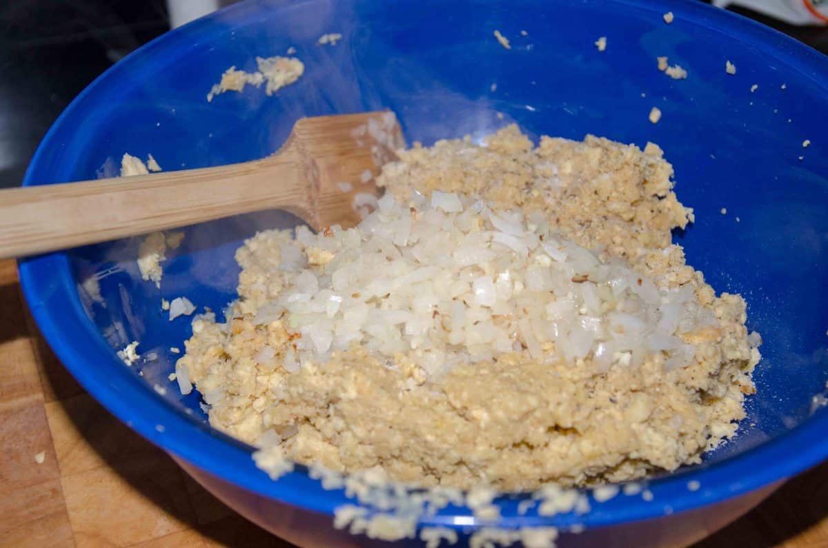 Añade la cebolla y el ajo. Añade la cebolla y el ajo; receta del Bolón de Verde