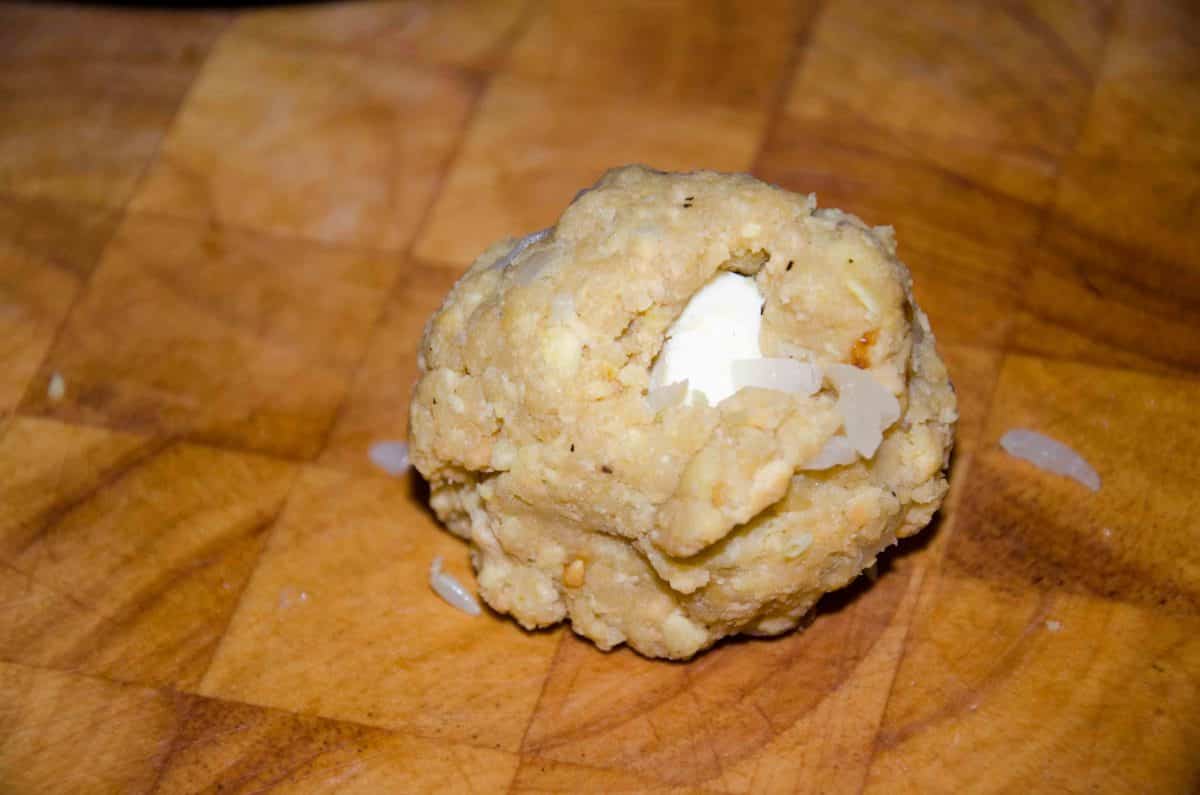 Forma bolas con la mezcla. Forma bolas con la mezcla; receta del Bolón de Verde