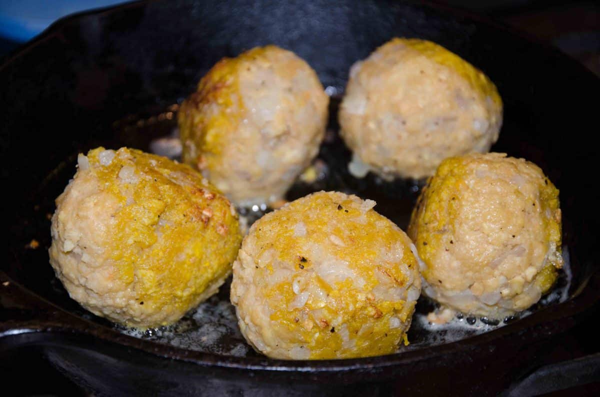 Cocínalos hasta que se doren por todos los lados. Cocínalos hasta que se doren por todos los lados; receta del Bolón de Verde