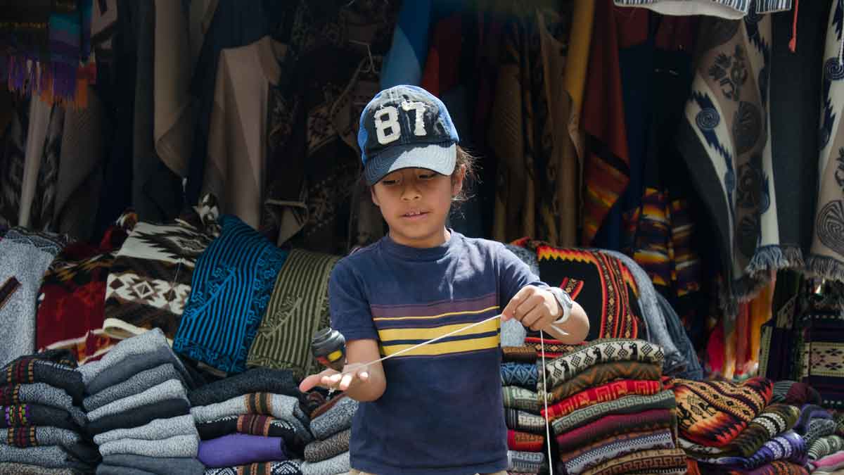 Tocando Trompo, Mercado de Otavalo, Plaza de los Ponchos, Ecuador