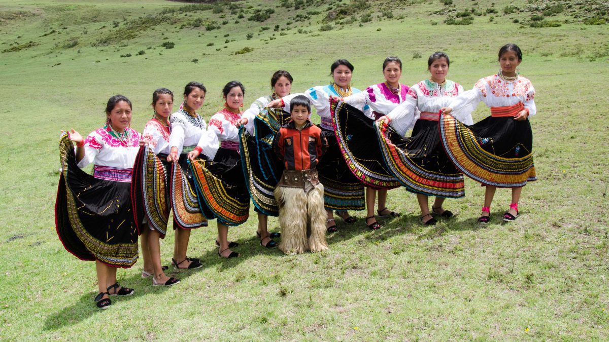 Una compañía de danza programada para actuar en las celebraciones de Mushak Nina, Cochasquí, Ecuador | ©Angela Drake Una compañía de danza programada para actuar en las celebraciones de Mushak Nina, Cochasquí, Ecuador | ©Angela Drake