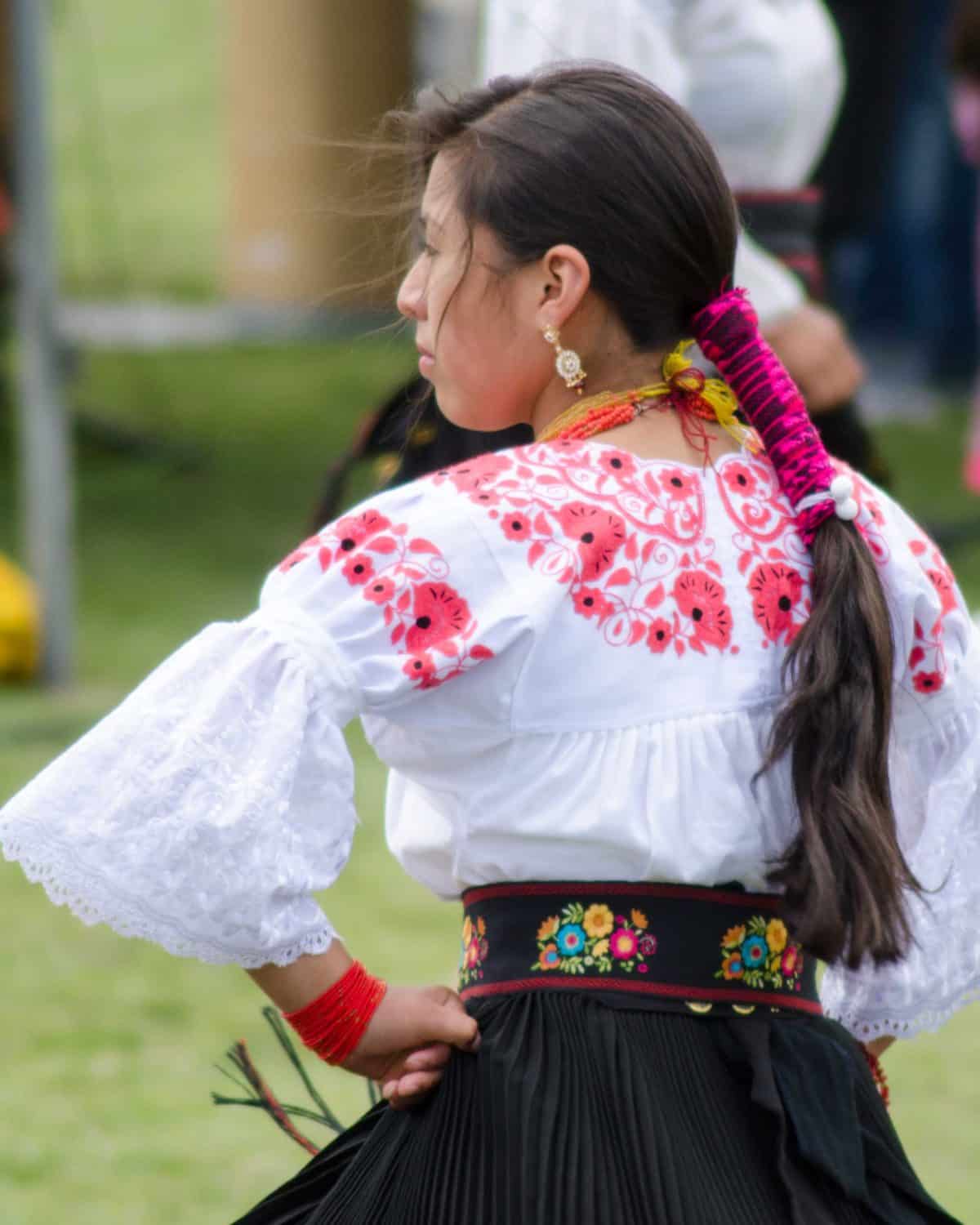 Bailarina en Mushak Nina Celebration, Cochasquí, Ecuador | ©Angela Drake Bailarina en Mushak Nina Celebration, Cochasquí, Ecuador | ©Angela Drake