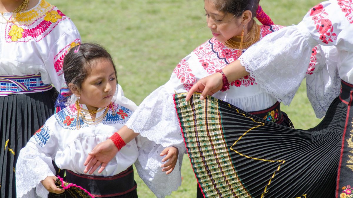 Bailarines en Mushak Nina Celebration, Cochasquí, Ecuador | ©Ángela Drake Bailarines en Mushak Nina Celebration, Cochasquí, Ecuador | ©Ángela Drake