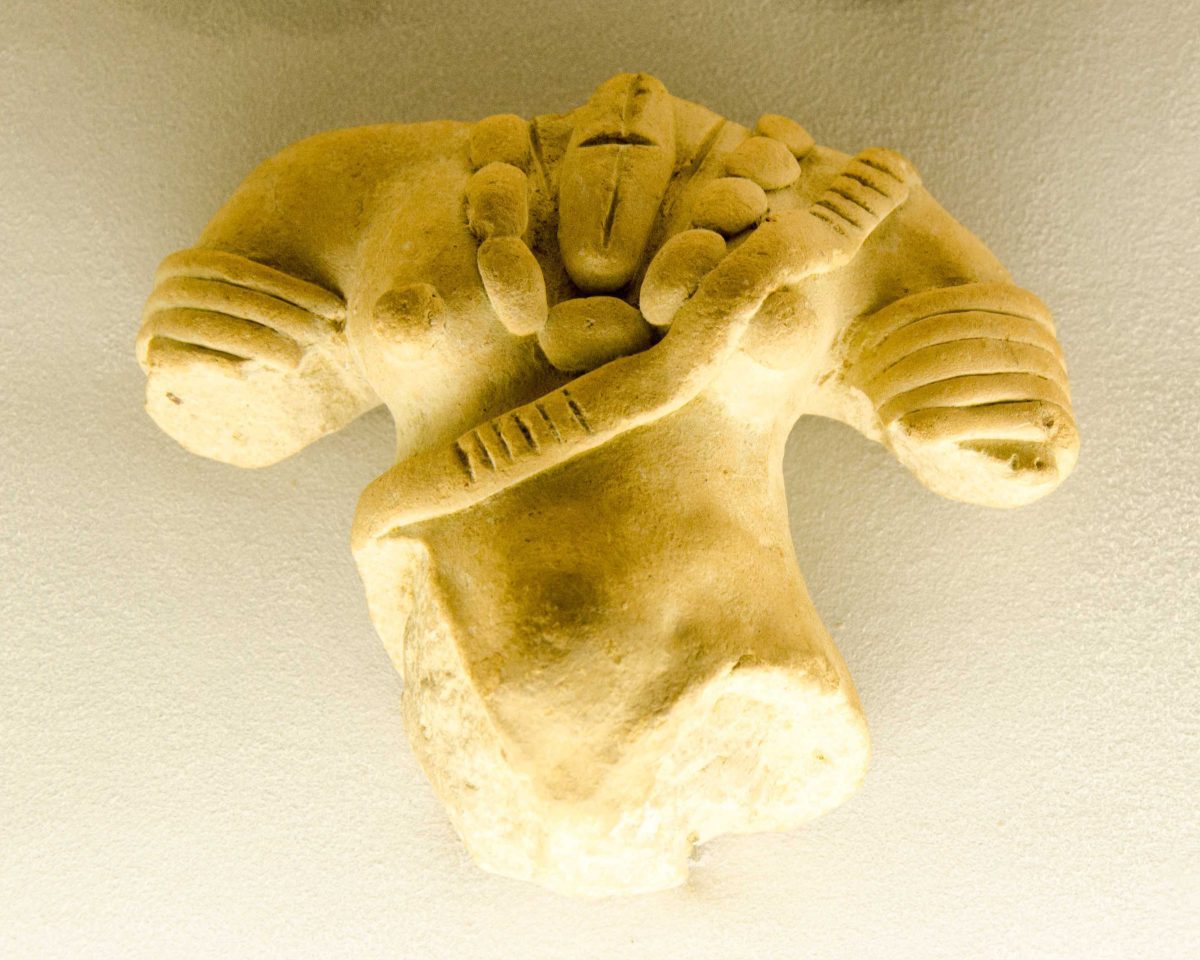 Un fragmento de cerámica exhibido en el Museo Weilbauer, La Católica (PUCE), Quito, Ecuador Un fragmento de cerámica exhibido en el Museo Weilbauer, La Católica (PUCE), Quito, Ecuador