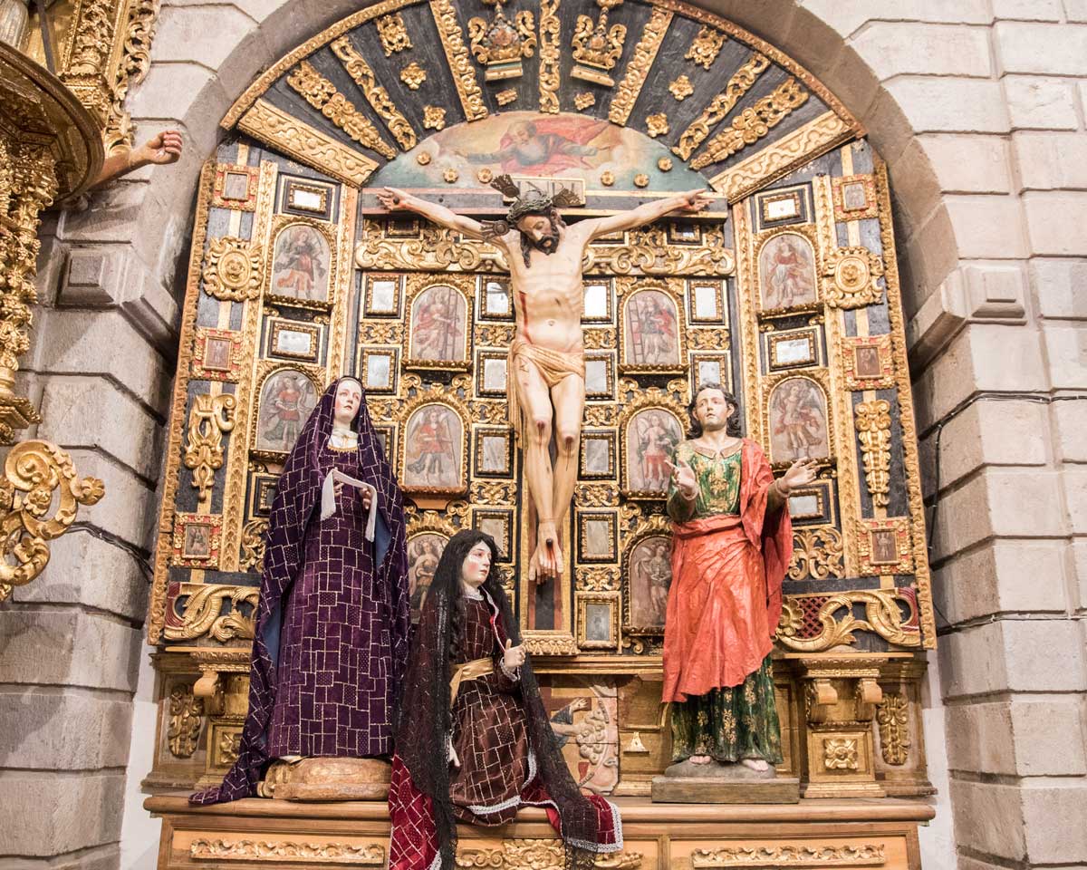 Un altar escolar de Cuzco Altar lateral al estilo de la Escuela Cuzqueña, Convento de San Diego, Quito | ©Angela Drake