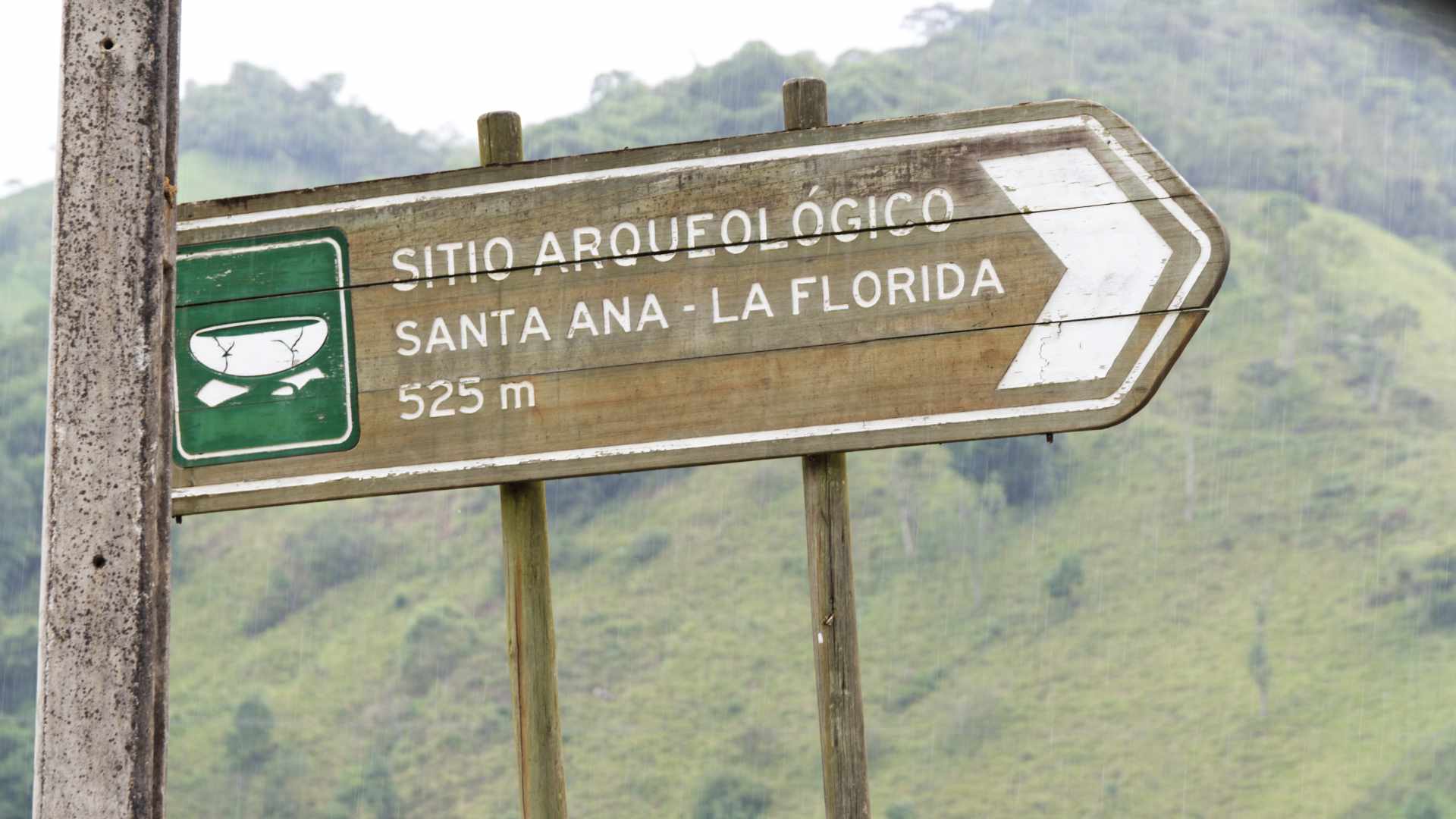 Una señal de madera que apunta al sitio arqueológico de Santa Ana - La Florida | ©Angela Drake Señal de carretera de madera que apunta a un sitio de arqueología