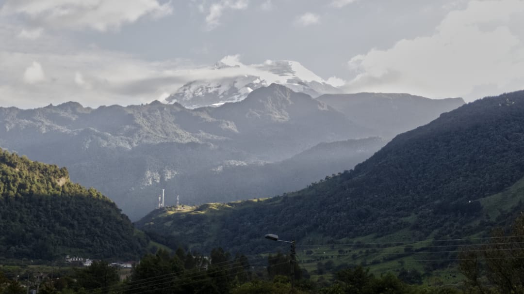 Las antenas de Papallacta vistas desde la ruta de senderismo en Termas de Papallacta, Ecuador | ©Ángela Drake Antisana y estribaciones
