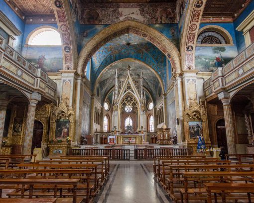 Interior de la iglesia de Santo Domingo El interior de la iglesia de Santa Domingo, en el centro histórico de Quito, está pintado de un impresionante azul cielo.