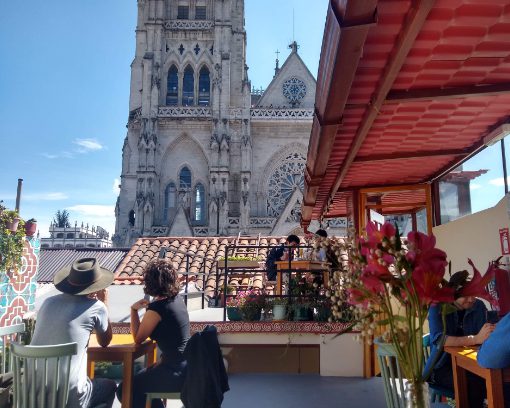 Patio de Alma Quiteña La vista desde el patio de arriba del Alma Quiteña incluye la Basílica del Voto Nacional justo enfrente.