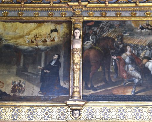 Murales de la iglesia de San Agustín | ©Angela Drake Un querubín se alza entre dos murales de la Escuela de Quito en la Iglesia de San Agustín, en el Centro Histórico de Quito.