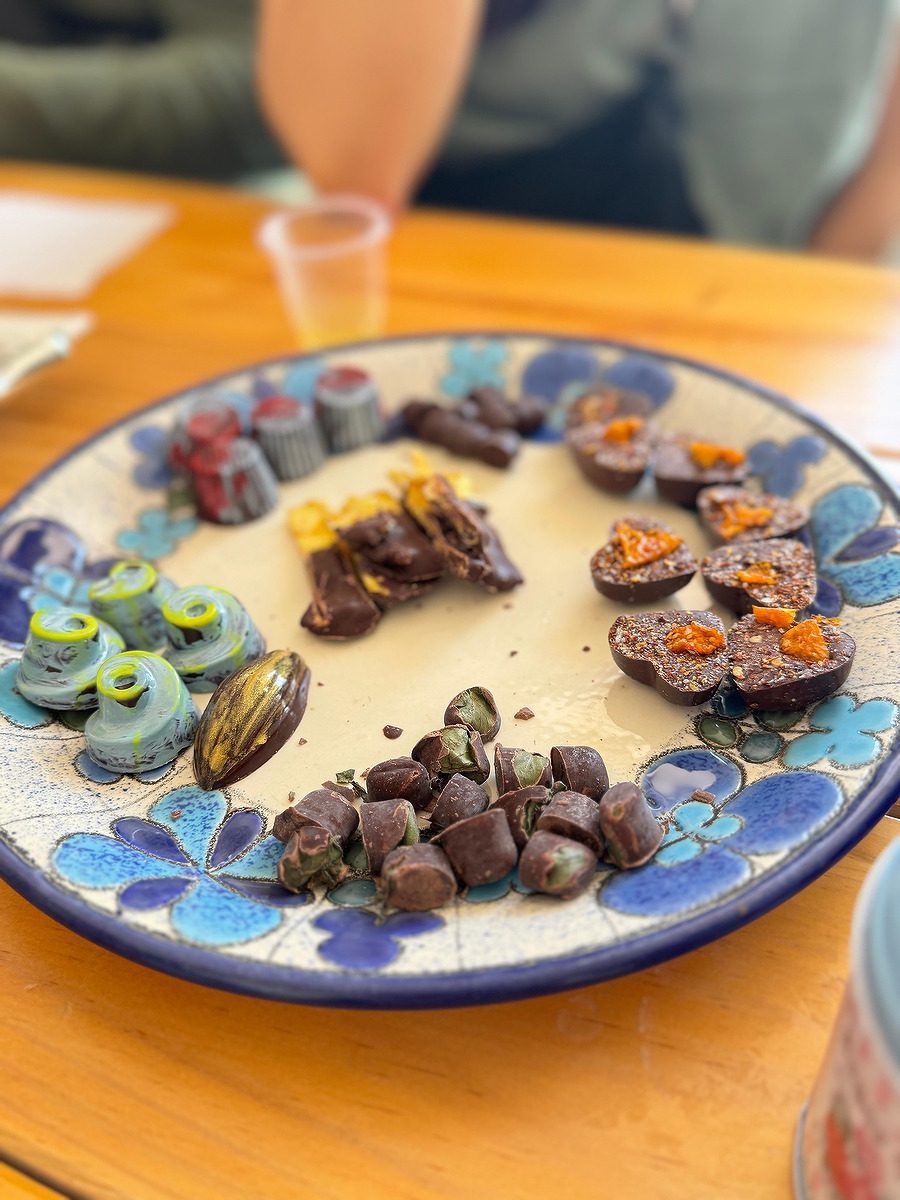 Una deliciosa selección de caramelos de chocolate en un plato de cerámica