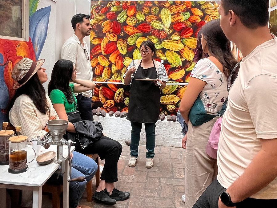 Jhoana dirige una cata de chocolate en el Museo del Cacao de Cuenca