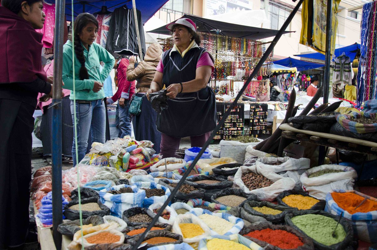 Vendedor de especias, Mercado de Otavalo, Ecuador Vendedor de especias, Mercado de Otavalo, Ecuador