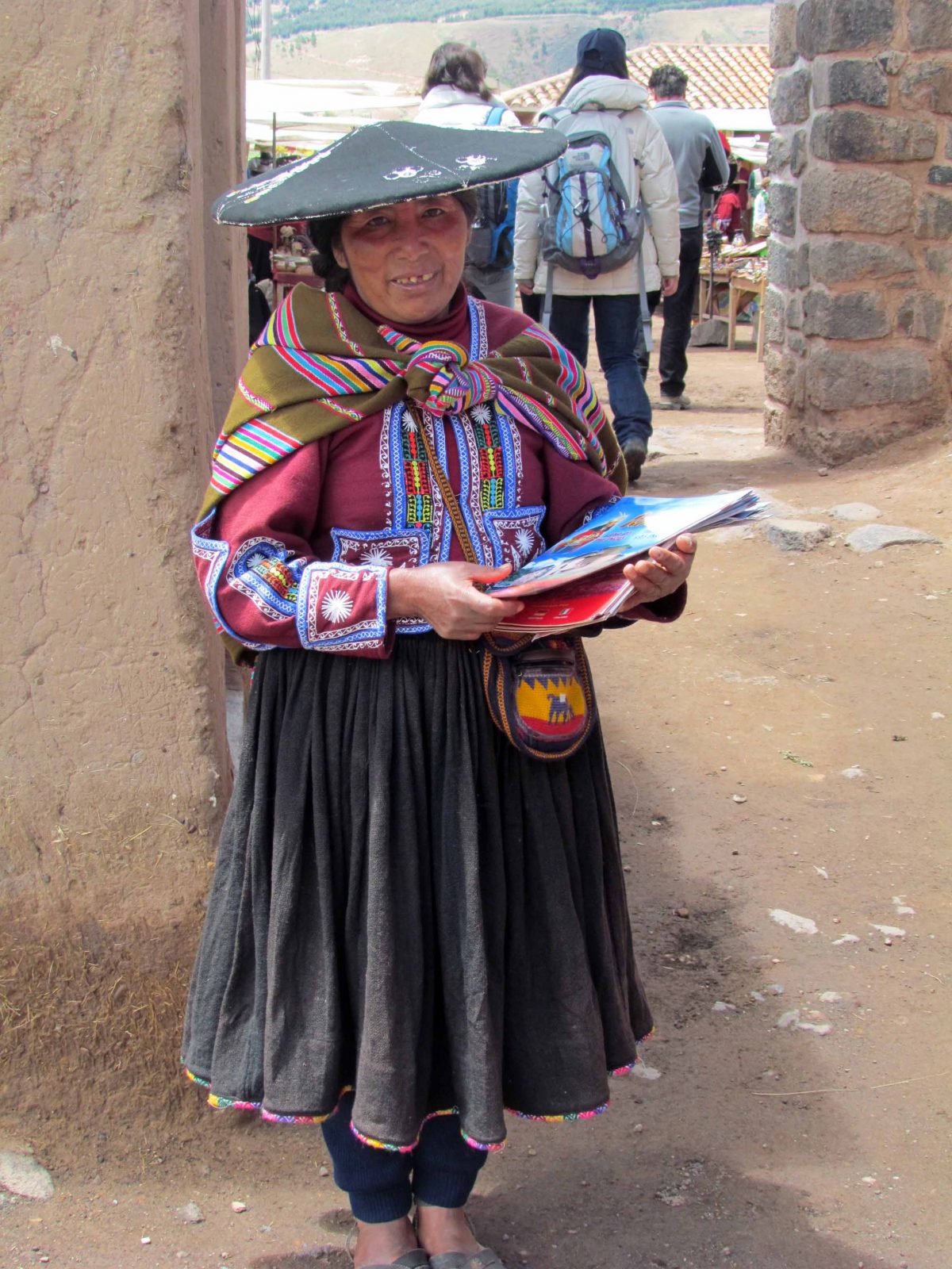 A local woman handing out tourist guides in Raqchi, Peru | ©Angela Drake A local woman handing out tourist guides in Raqchi, Peru | ©Angela Drake