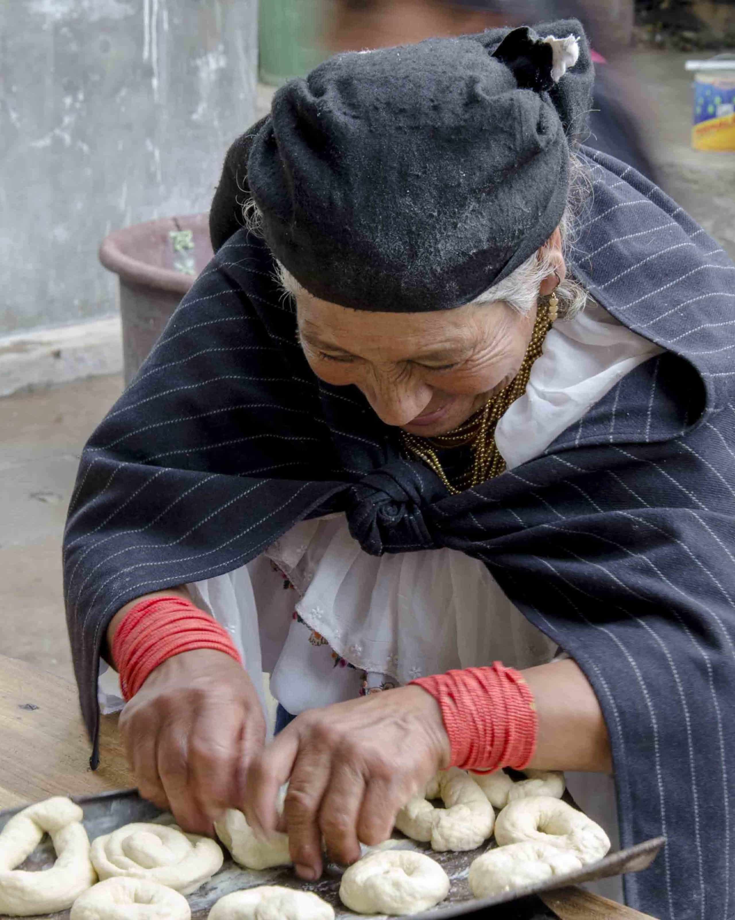 Shaping Guagua de Pan, Peguche, Ecuador | ©Angela Drake Shaping Guagua de Pan, Peguche, Ecuador | ©Angela Drake