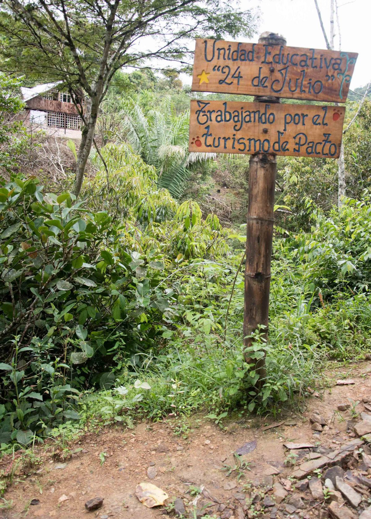 Sign on the trail, Cascada Gallo de la Peña, Pacto, Ecuador Sign on the trail, Cascada Gallo de la Peña, Pacto, Ecuador
