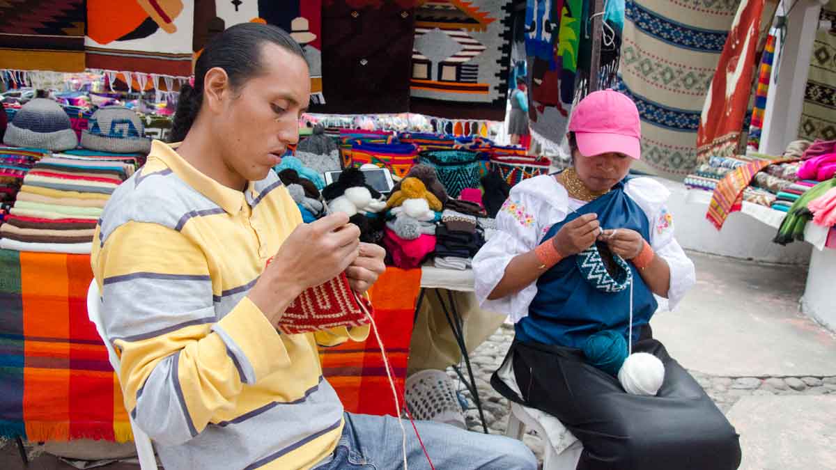 Mercado de Otavalo, Plaza de los Ponchos, Ecuador Mercado de Otavalo, Plaza de los Ponchos, Ecuador