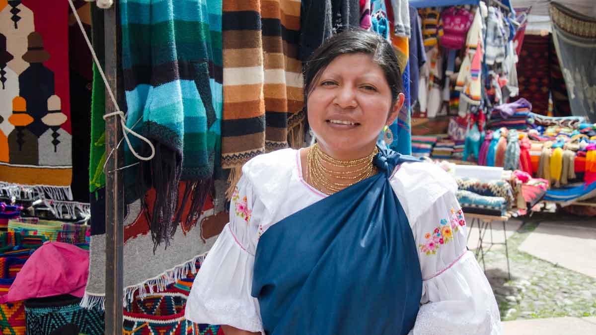 Vendedor, Mercado de Otavalo, Plaza de los Ponchos, Ecuador Mercado de Otavalo, Plaza de los Ponchos, Ecuador